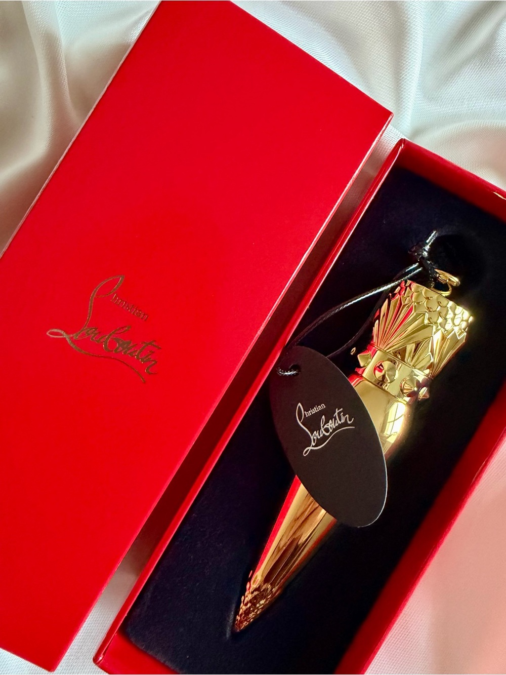 Christian Louboutin ROUGE LOUBOUTIN
LIPSTICK SILKY SATIN
ROUGE LOUBOUTIN 001